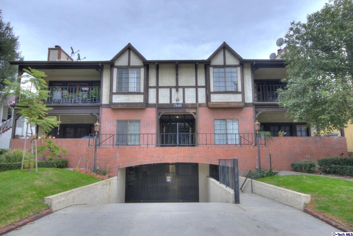 2606 Cañada Blvd Unit 201, Glendale, CA 91208 Condo for Rent in