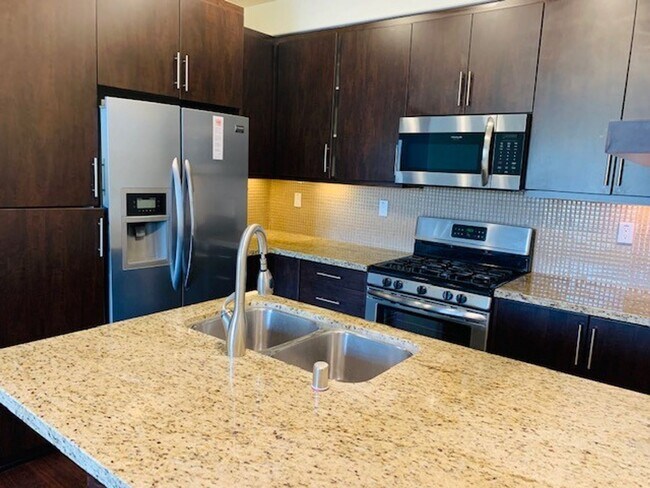 Building Photo - Beautiful & Spacious 3/3 In the Solaire Co...