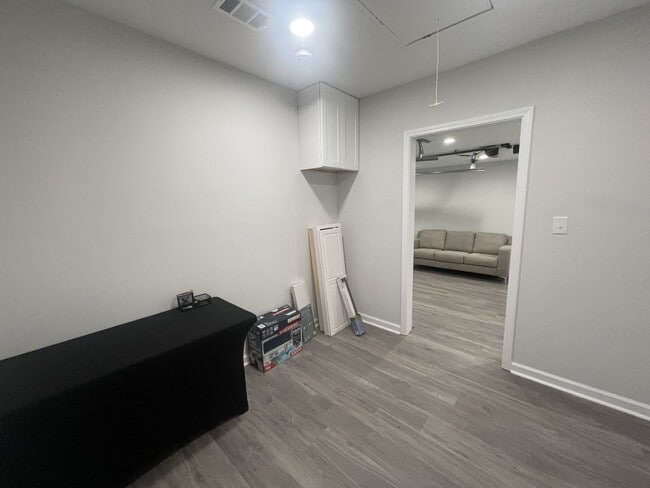 Building Photo - SPACIOUS COTTAGE FOR LEASE - Pre-Leasing August 11 2026!