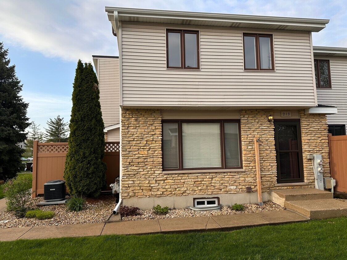 213 E Woodlawn Rd, New Lenox, IL 60451 Townhome Rentals in New Lenox
