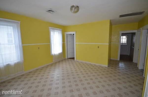 Building Photo - 3 br, 1 bath Apartment - 28 Vale St 1 Unit 1