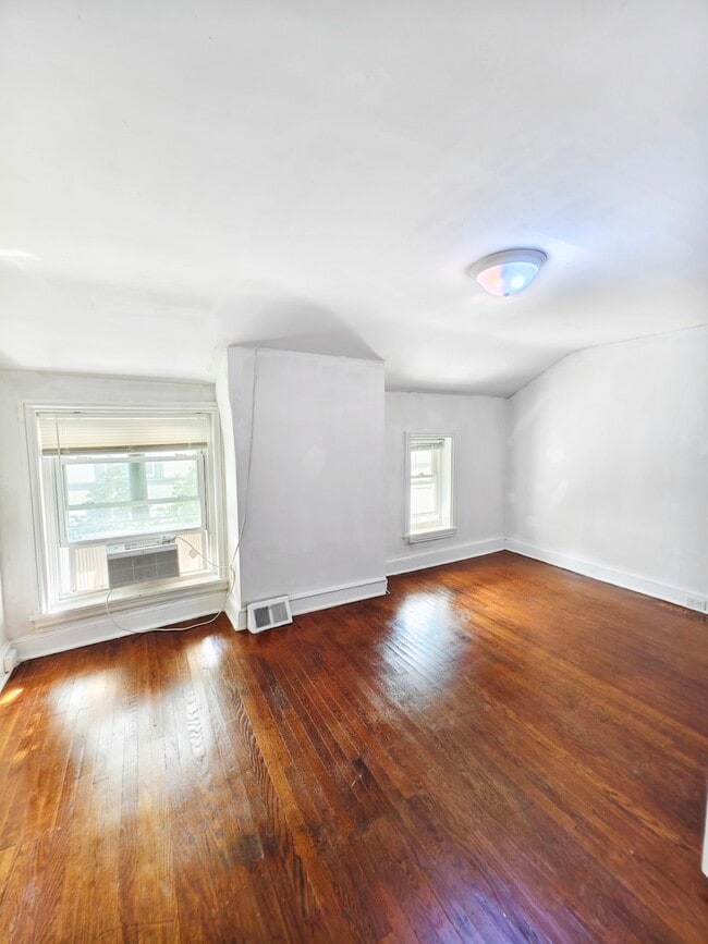 Building Photo - 413 N 33rd St