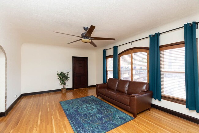 Building Photo - 4 Bed, 3 Bath—Single Family Home in Kensin...