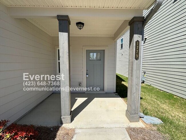 Building Photo - 4-Bedroom Home with Modern Amenities and P...