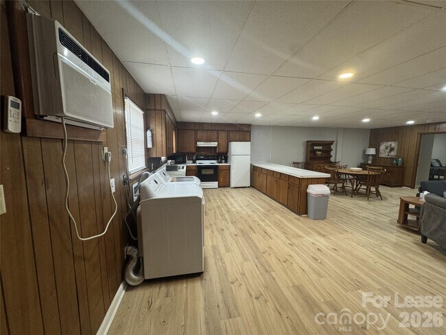 Foto del edificio - 319 Connelly Springs Rd