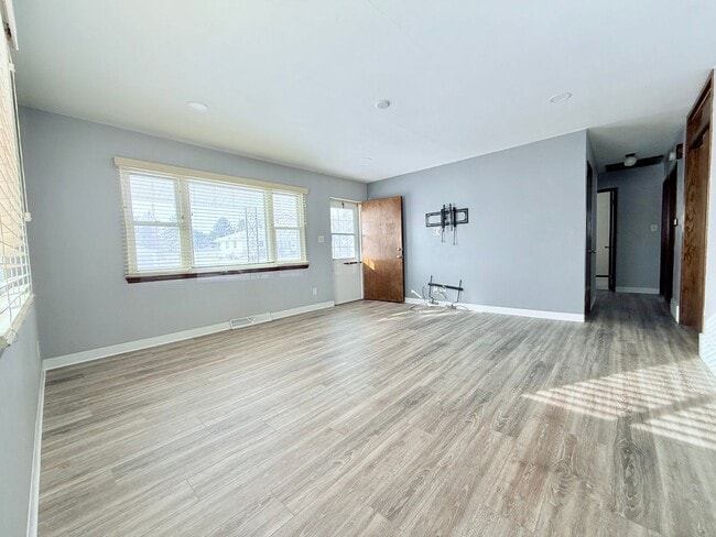 Building Photo - 3-Bed House in Waterloo