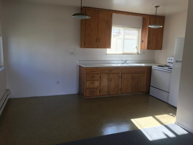 Kitchen with newer energy-efficient appliances - 622 Chestnut St