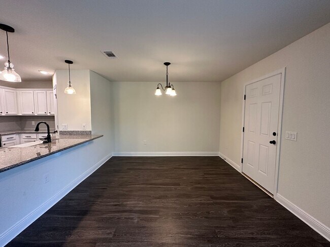 Building Photo - 3 bedroom 2.5 bath townhouse for rent in P...