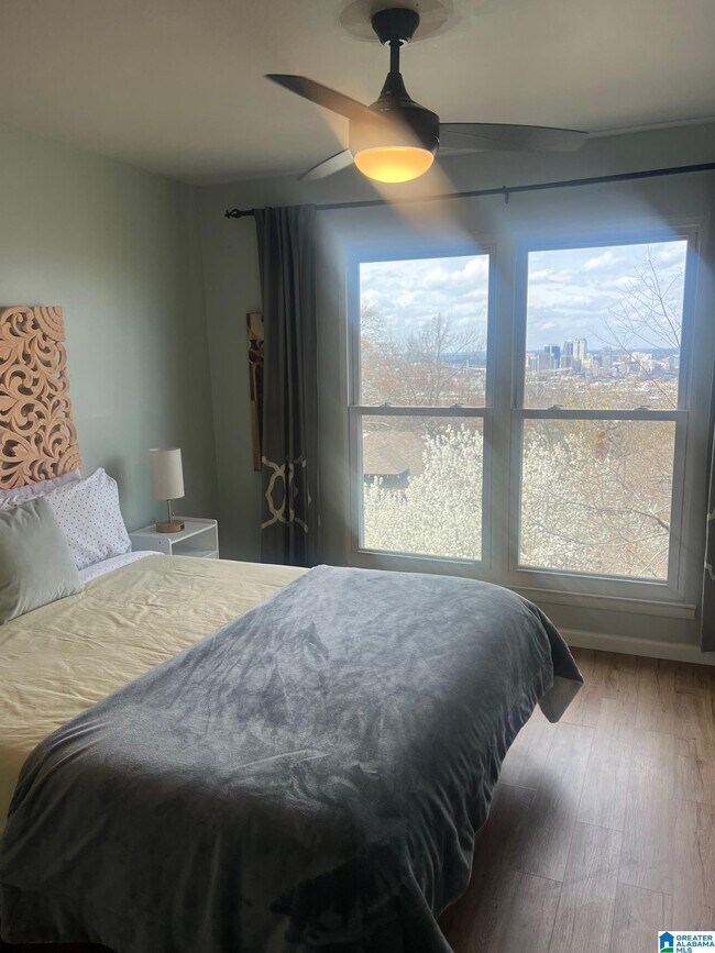 Foto del edificio - 2455 Arlington Crescent