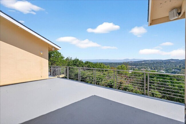 Foto del edificio - Gorgeous Executive Home Over Downtown Los Gatos