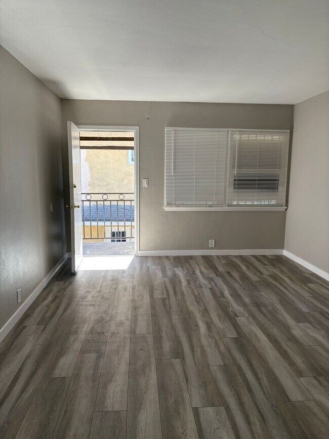 Foto del edificio - 7411 S Hoover St