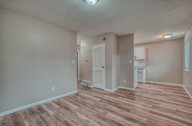 Foto del edificio - 2735 Joyce Ave