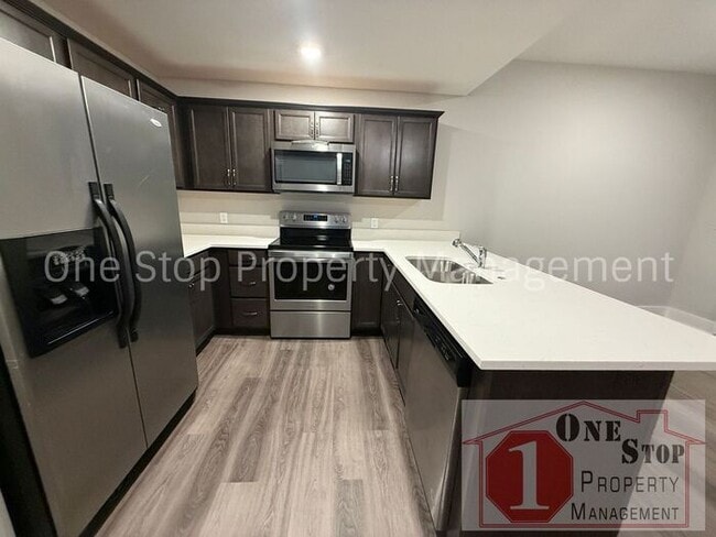 Building Photo - 3 Bedroom / 2.5 Bathroom Townhome in Louis...