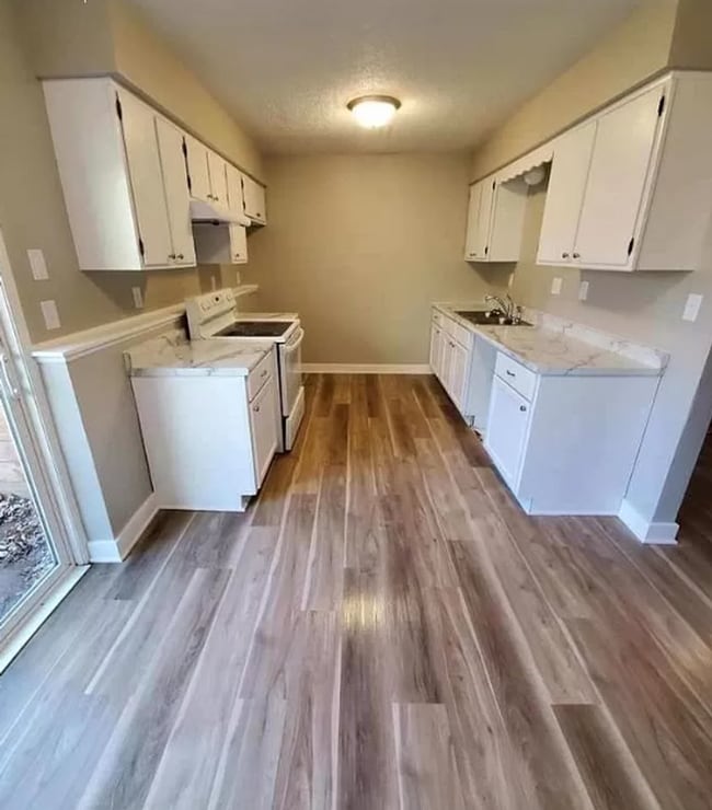 Building Photo - 3 Bedroom with Fenced Yard!