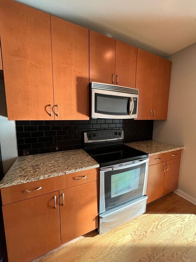 Building Photo - Cozy 1-Bedroom, 1-Bathroom Condo in Prime ...
