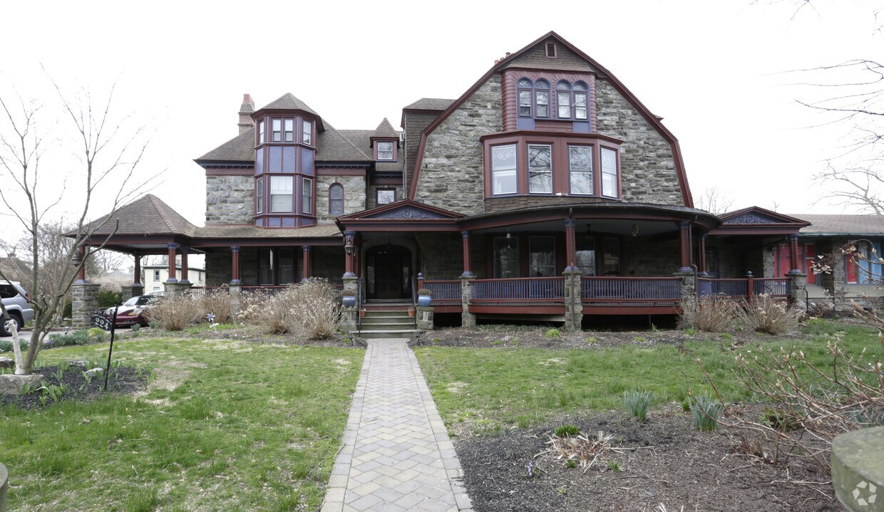 Primary Photo - 224-30 W Tulpehocken St