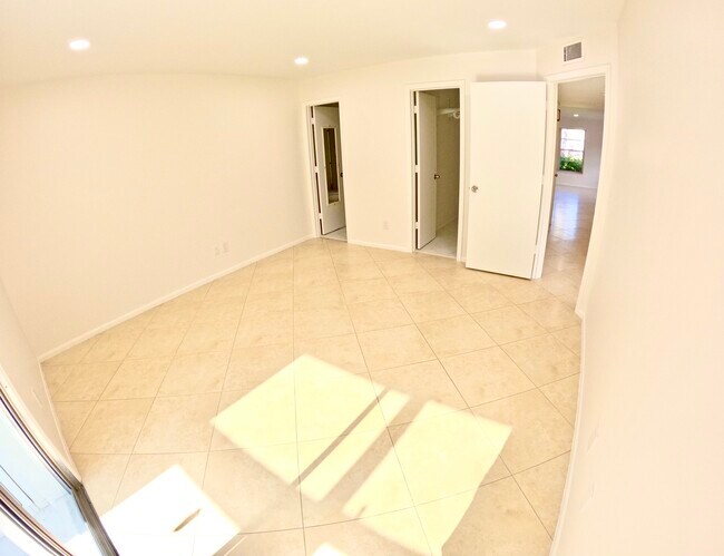 Building Photo - 2 Lake Vista Trail