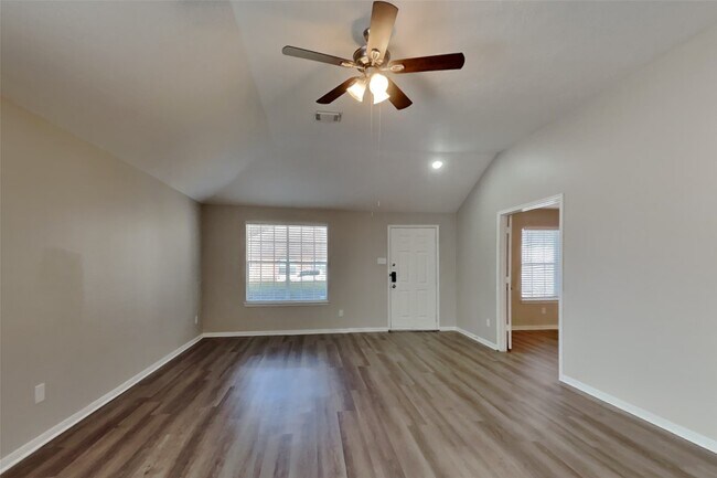 Foto del edificio - 2114 Blossom Creek Dr