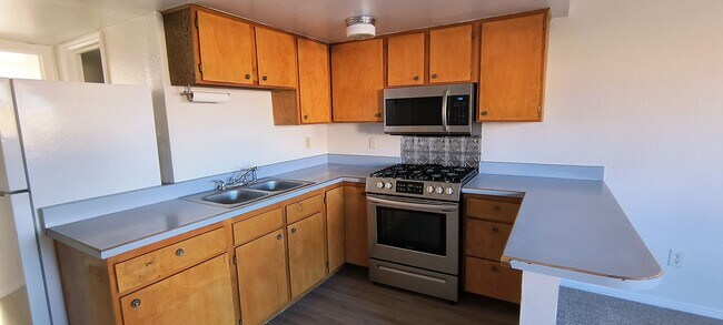 Foto del edificio - 3 bedroom 3 bath apartment close to town!