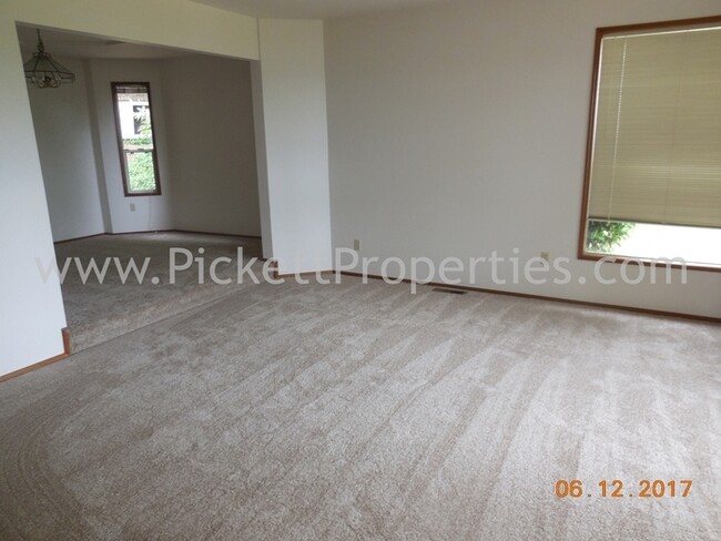 Foto del edificio - Spacious 4 Bedroom with a View in Bremerton