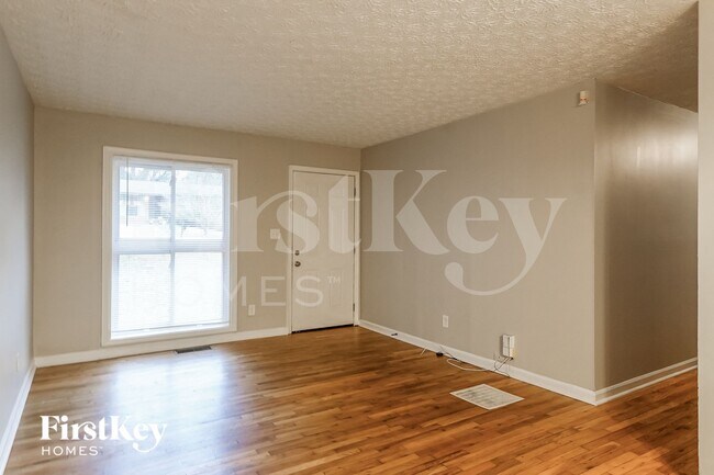 Foto del edificio - 443 Fairlock Ln NW