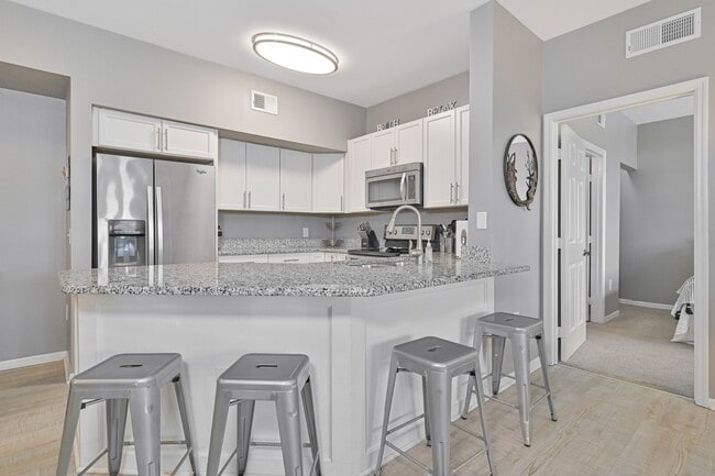 Building Photo - NOW AVAILABLE - Cozy Condo in Fort Myers - 15 Minutes from Beach!