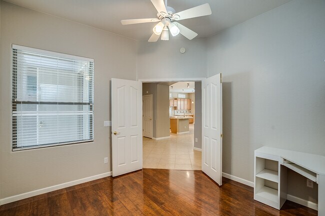 Foto del edificio - 2167 E Browning Pl