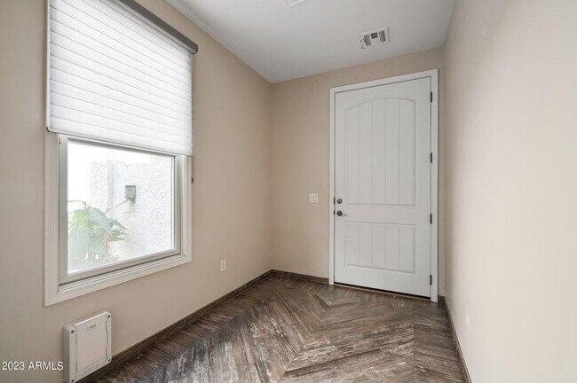 Foto del edificio - 3853 E Sabra Ln