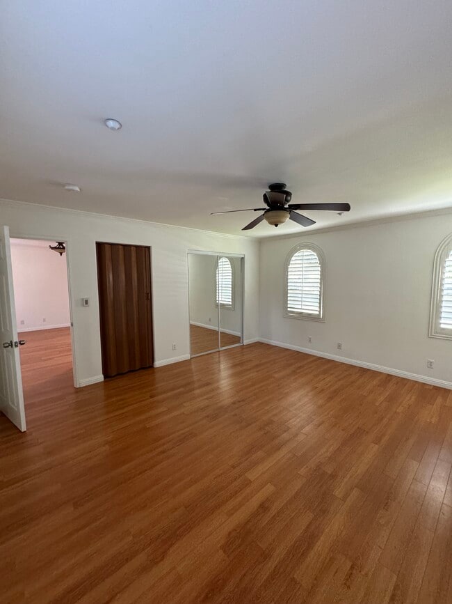 Foto del edificio - 923 Royal Oaks Dr