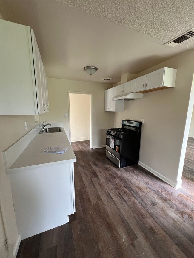 Foto del edificio - Beautiful 3 Bed and 1.5 Bath Home with 2 Car Garage Rent $2,250.00