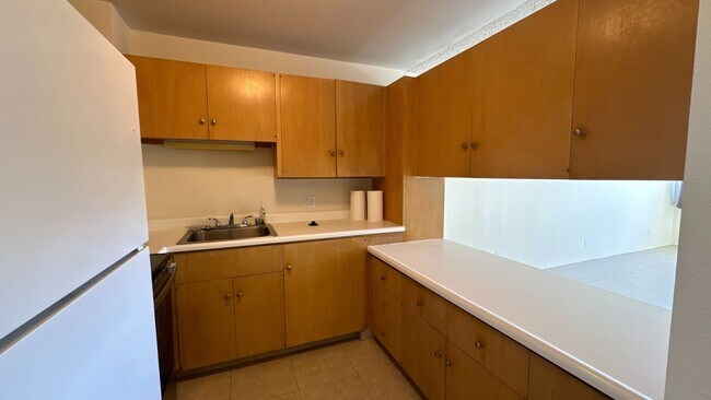 Foto del edificio - Convenient Downtown  1 Bed 1 Bath 1 Parking in the Kukui Plaza