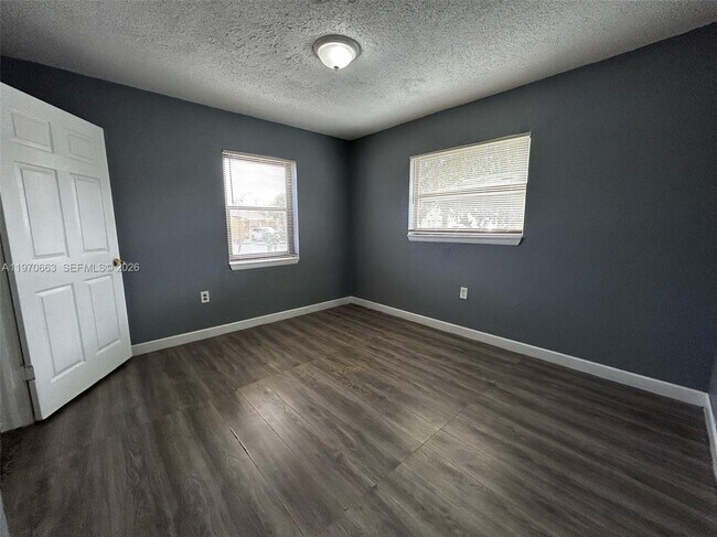 Foto del edificio - 2401 NW 15th St