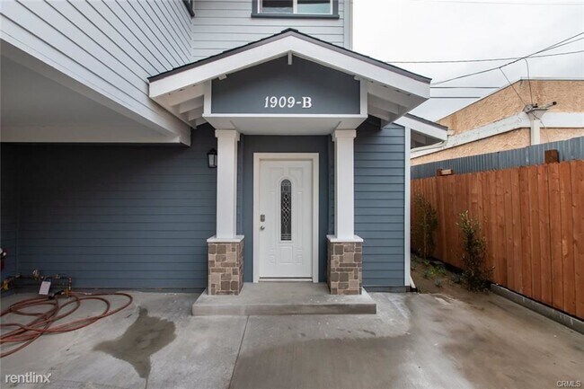 Building Photo - 3 br, 3 bath Townhome - 1909 Gardena Ave U...