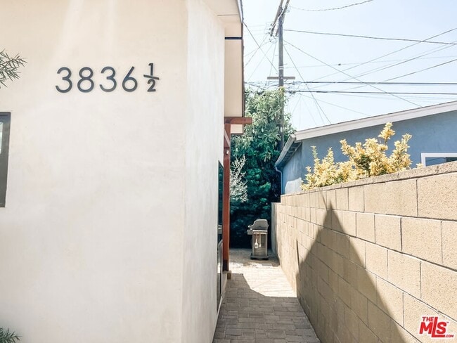 Foto del edificio - 3836 1/2 Seneca Avenue Unit