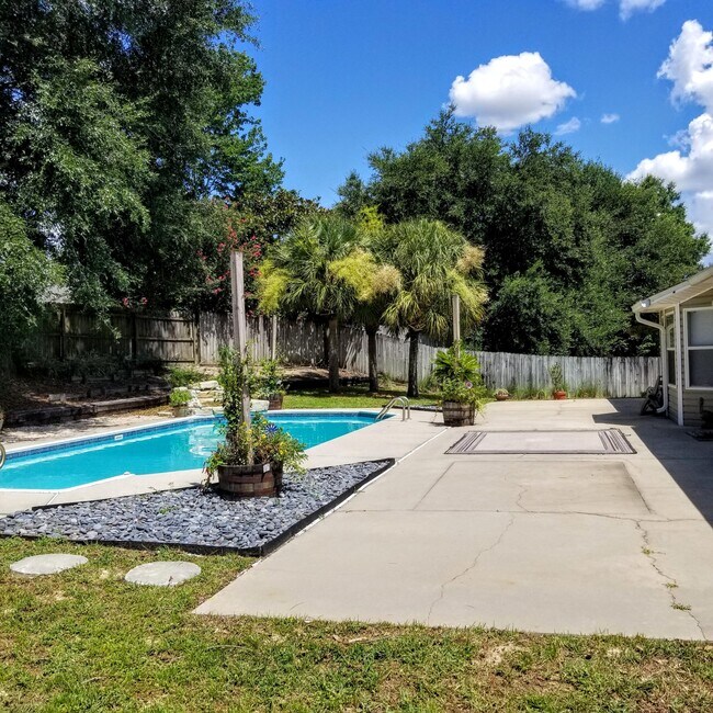 Building Photo - 1248 Northview Dr