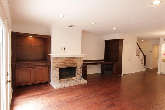 Building Photo - 926 Memorial Village Dr