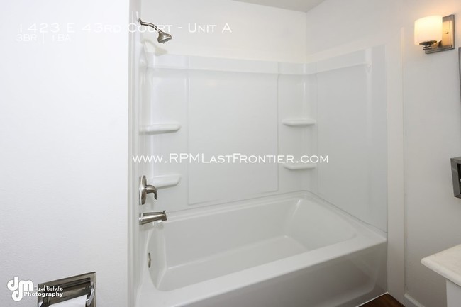 Building Photo - 1423 E 43rd Ct