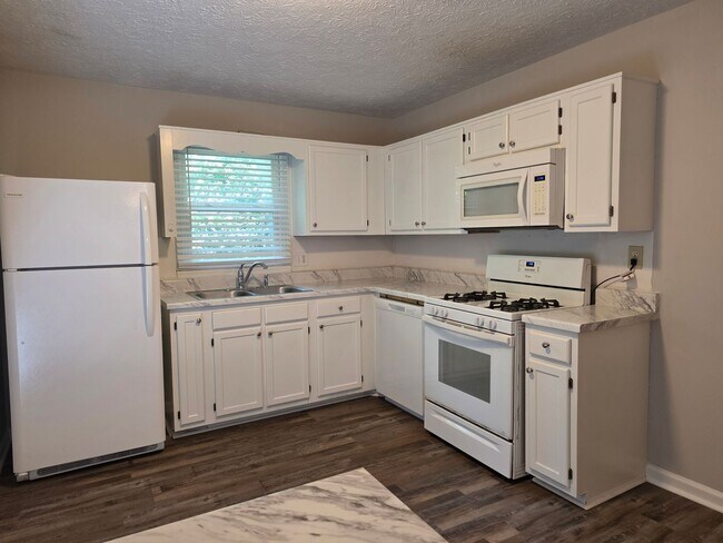 Foto del edificio - Updated 3bed 2 bath home located in Marietta