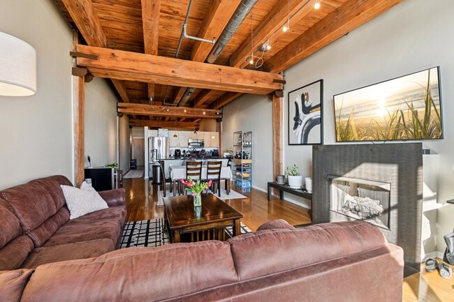 Building Photo - 333 S Desplaines St