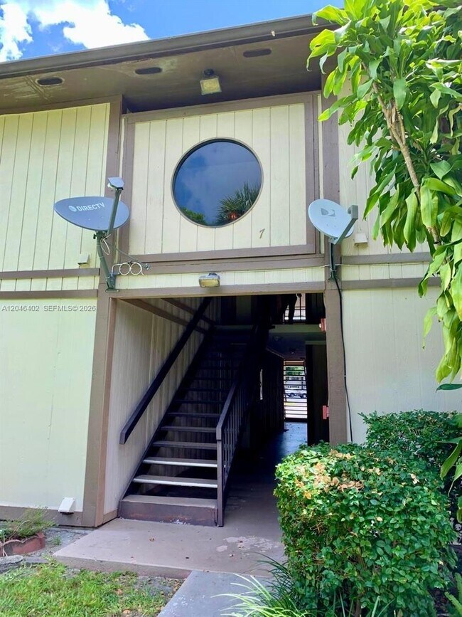 Foto del edificio - 809 NE 199th St