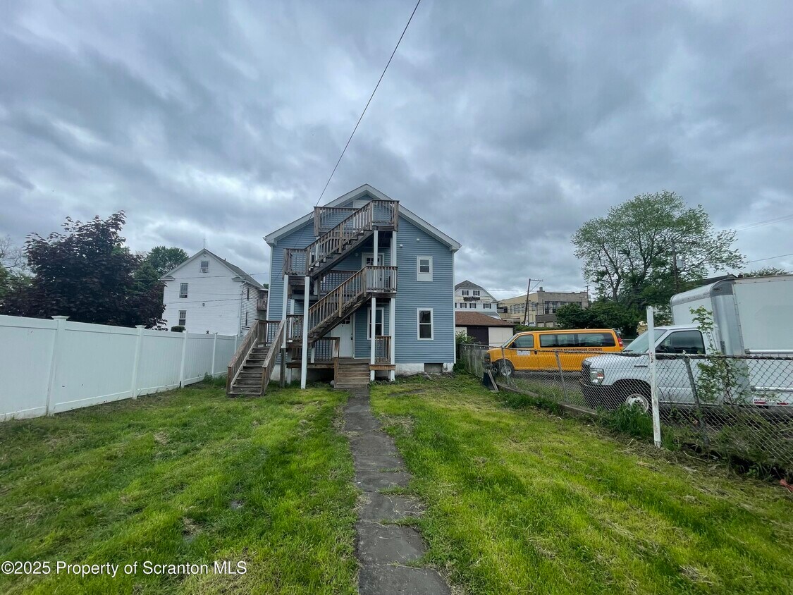Primary Photo - 305 Willow St
