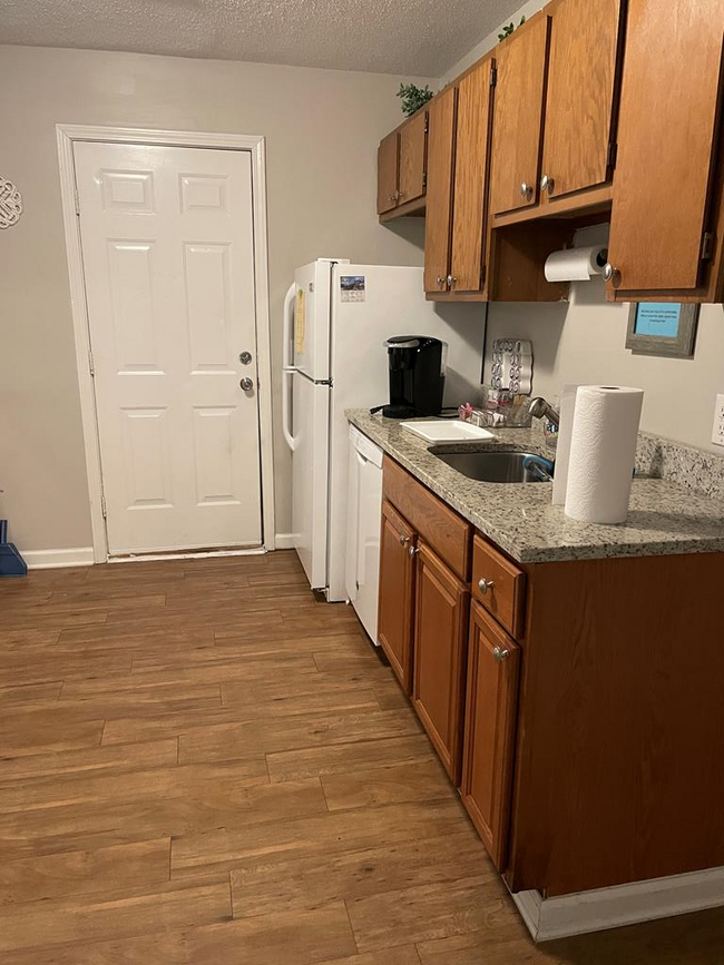 Foto del edificio - 720 Meadow Cir