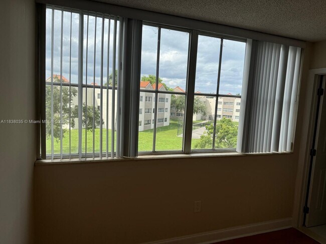 Foto del edificio - 6045 NW 186th St