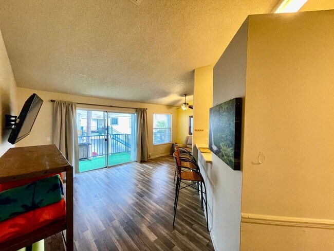 Foto del edificio - Charming 2 Bed, 2 Bath Condo in Gated Dock...