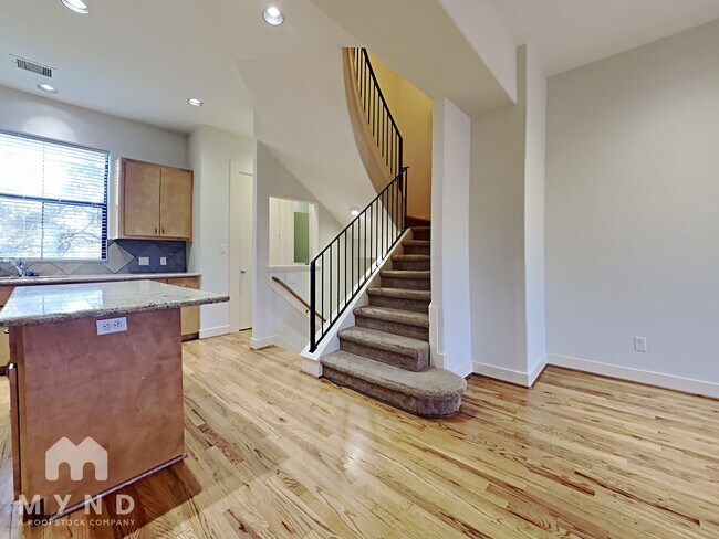 Foto del edificio - 2046 Tuam St