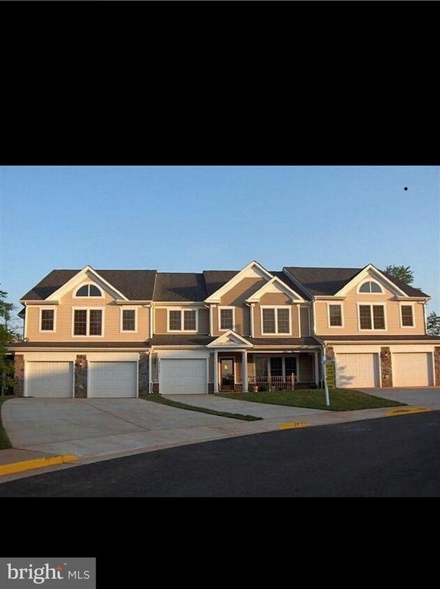 Foto principal - 21800 Westminster Pl