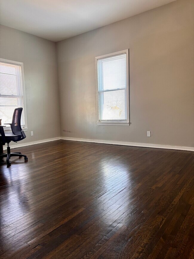 Building Photo - 620 Oneida St