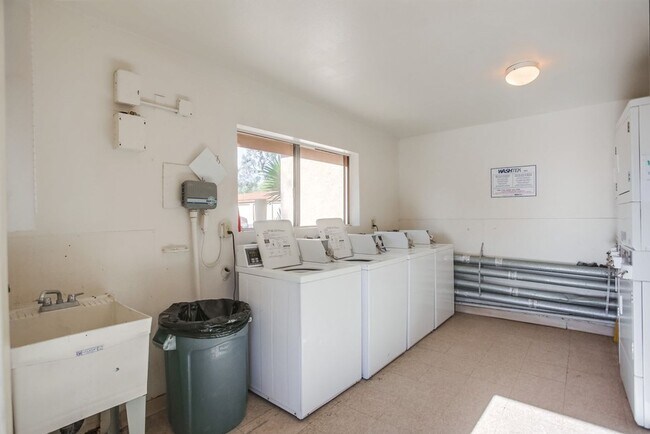 Foto del edificio - Cute Oceanside condo with garage parking!