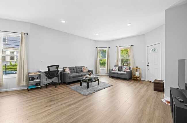 Building Photo - 87 Isabella Ave