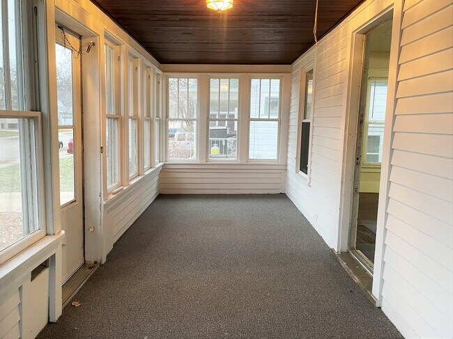 Building Photo - 837 Monroe St